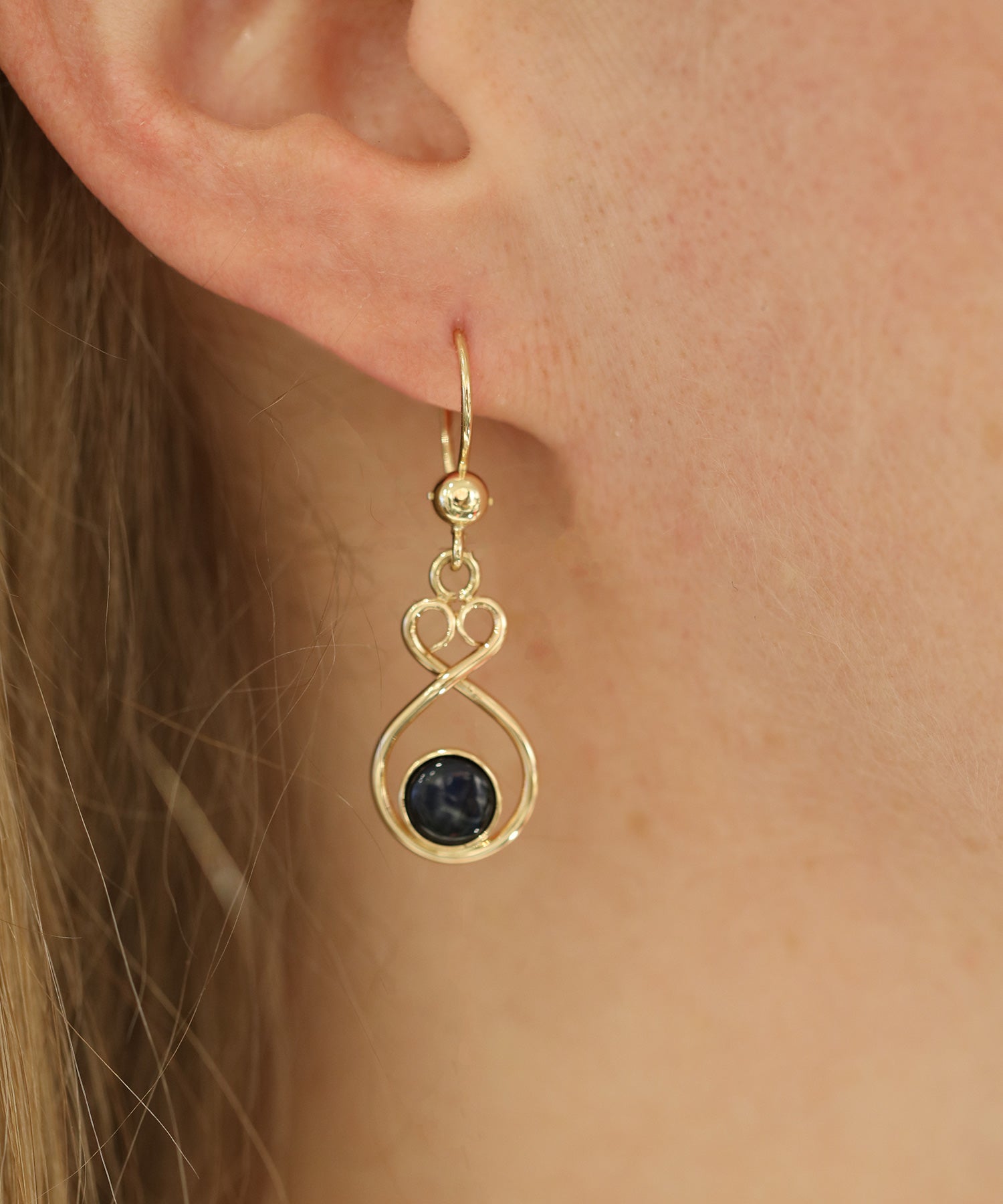 HEART OF FINLAND 18K örhängen på krok - Guldviva Jewellery