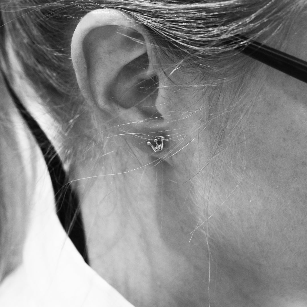 PRINSESSKRONA 18K örhängen på stift - Guldviva Jewellery