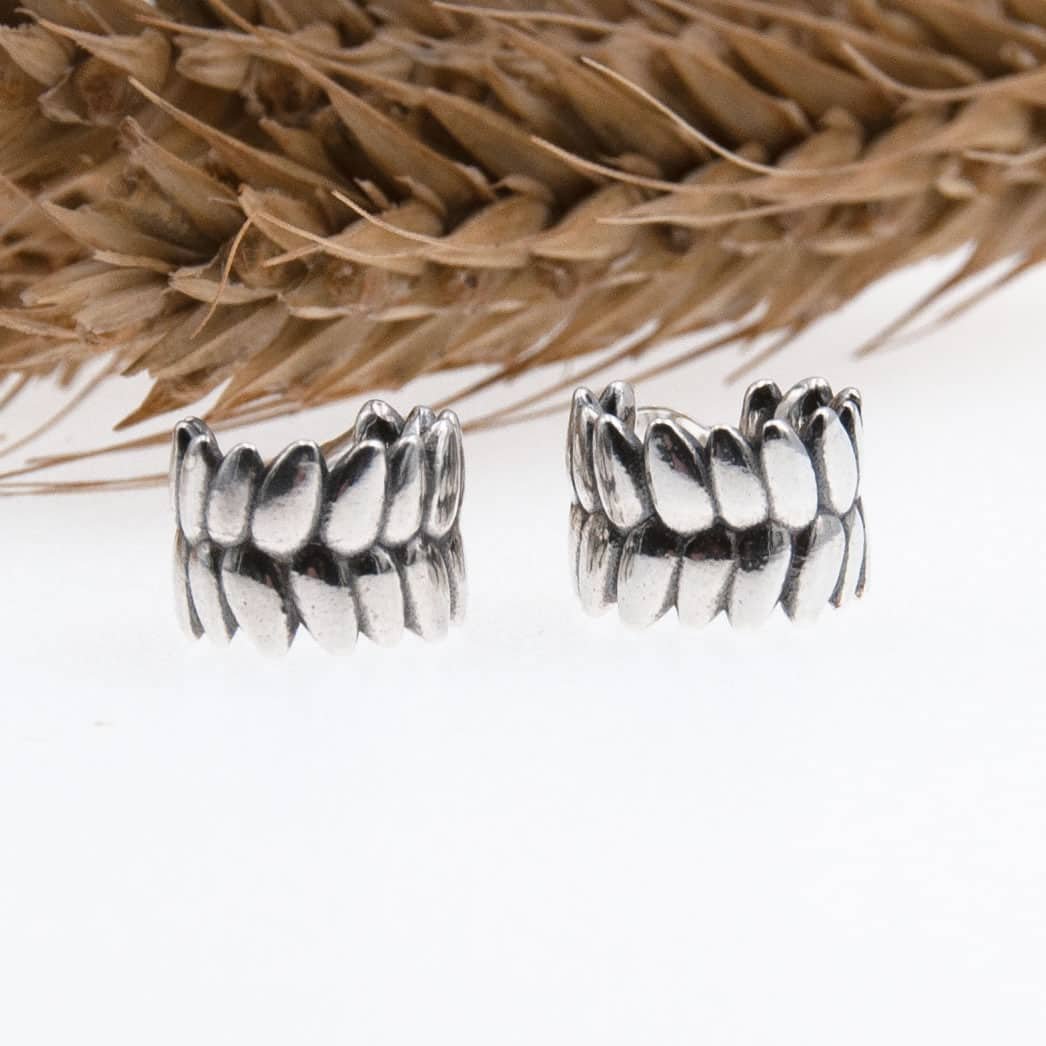 RÅG örhängen på stift - Guldviva Jewellery