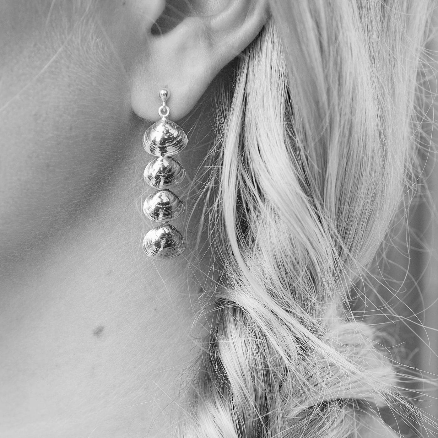 SANDMUSSLA FEST örhängen på kulstift - Guldviva Jewellery