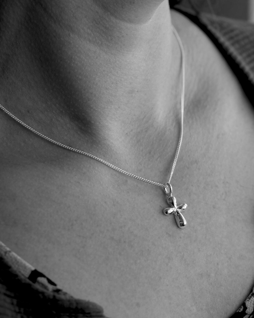 Sweet korshalsband in sterling silver with a small cross pendant on a delicate chain at the collarbone