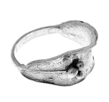 TILIA ring i patinerat silver med handgjorda detaljer och naturinspirerad form från GULDVIVA.