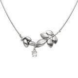 Modell bär EVA L collier i silver med bladformade berlocker och kubisk zirkon på ormkedja