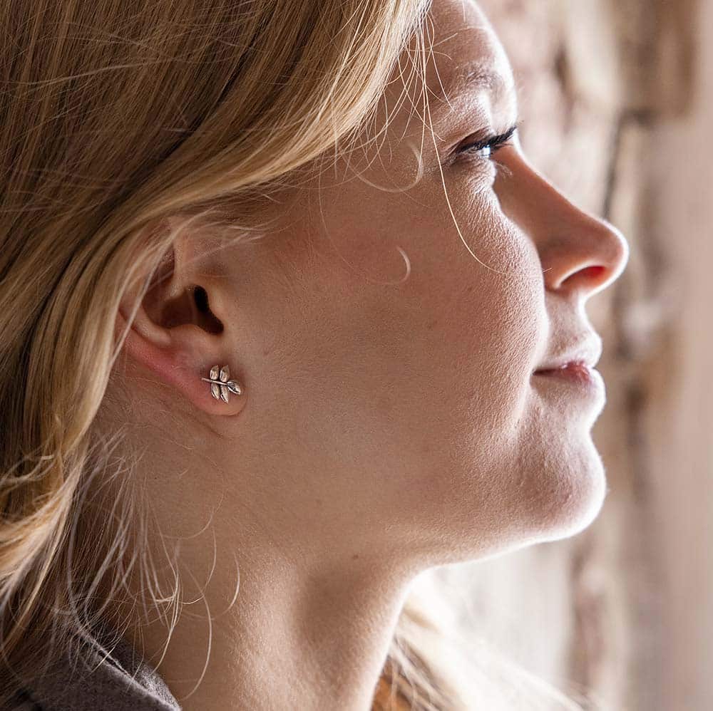 Bladformade örhängen på stift i sterlingsilver på örat